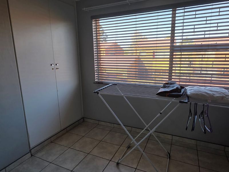 Comfortible living in a secure complex - Photo 7