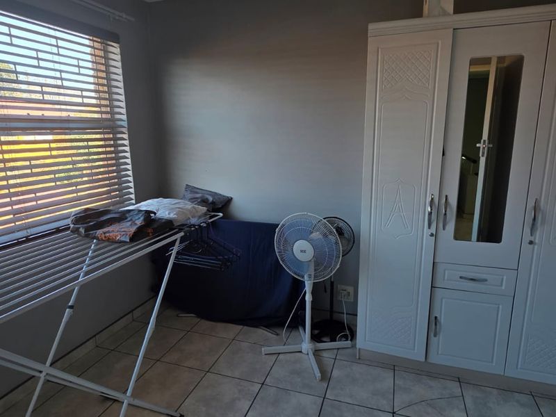 Comfortible living in a secure complex - Photo 9