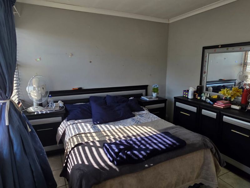 Comfortible living in a secure complex - Photo 6