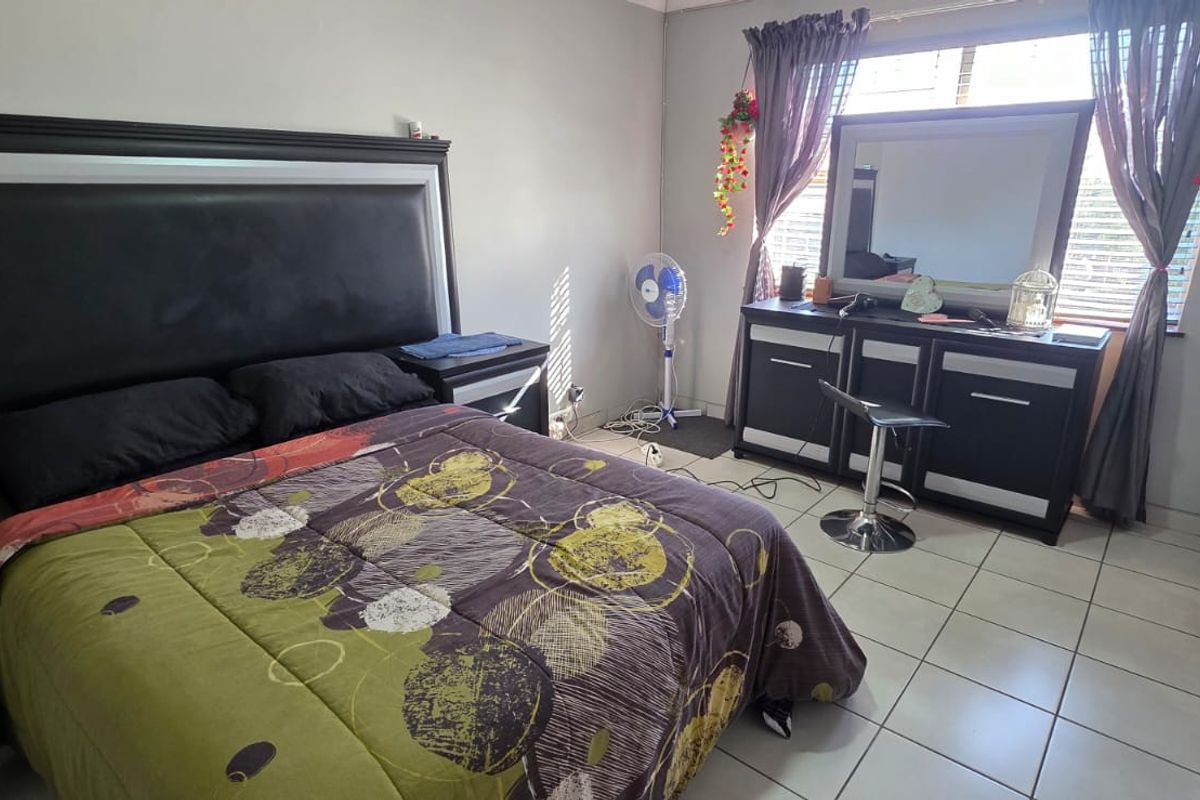 Comfortible living in a secure complex - Photo 5