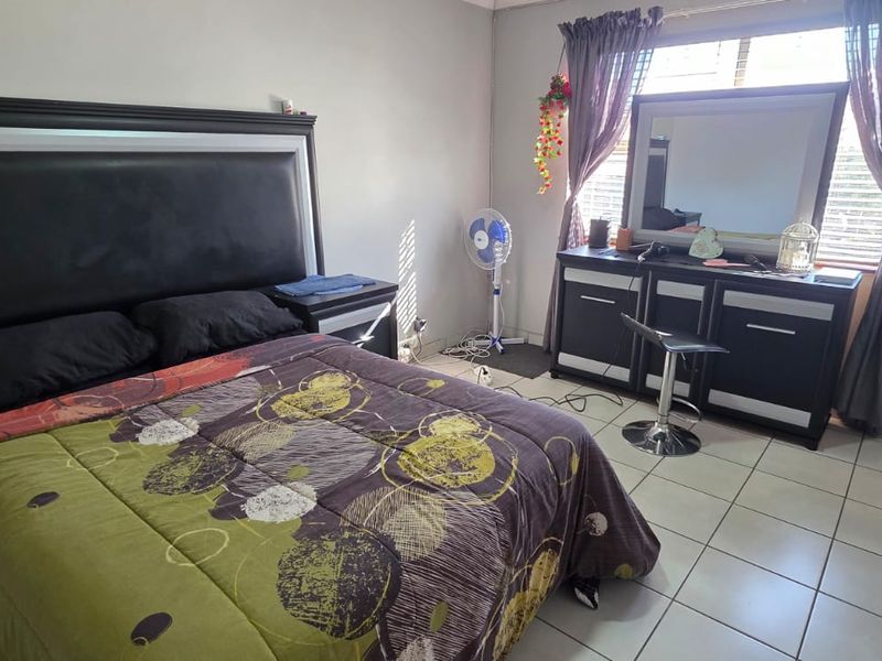 Comfortible living in a secure complex - Photo 5