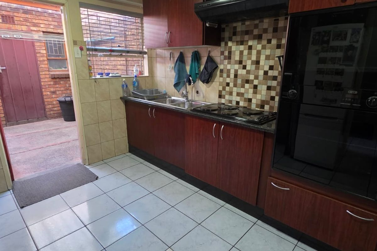 Comfortible living in a secure complex - Photo 2