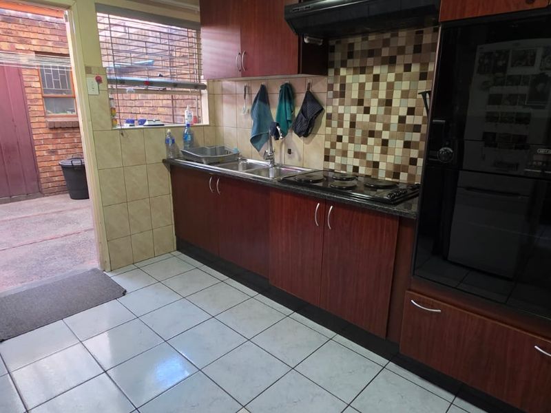 Comfortible living in a secure complex - Photo 2