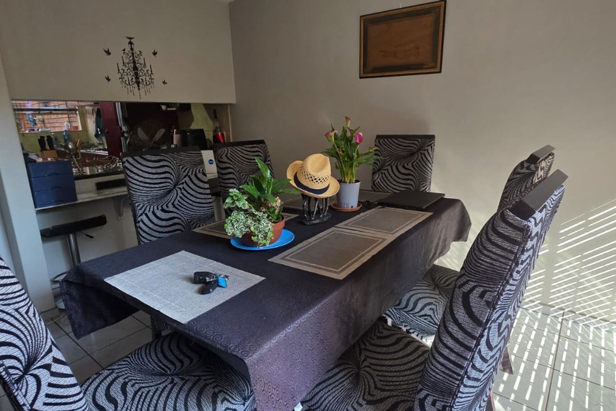 Comfortible living in a secure complex - Photo 4