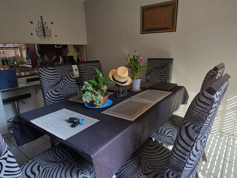 Comfortible living in a secure complex - Photo 4