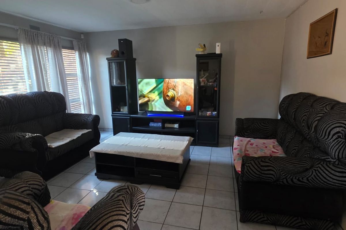 Comfortible living in a secure complex - Photo 3