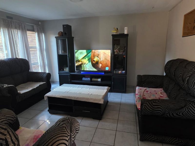 Comfortible living in a secure complex - Photo 3