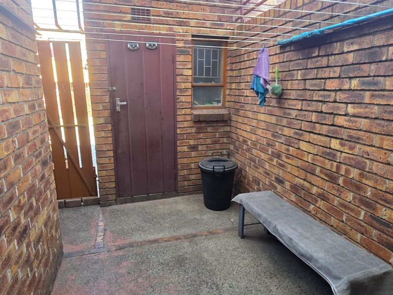 Comfortible living in a secure complex - Photo 10