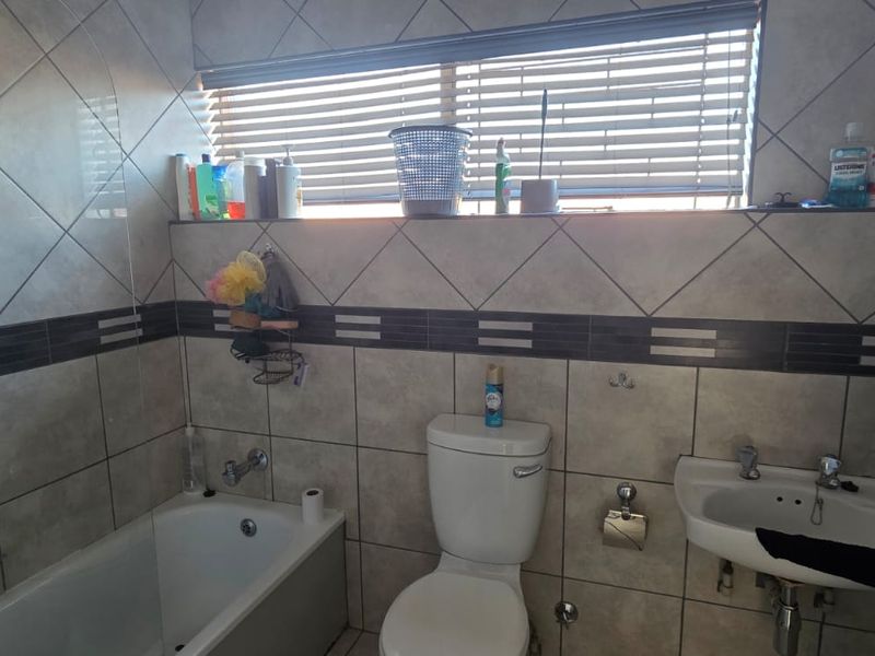 Comfortible living in a secure complex - Photo 8