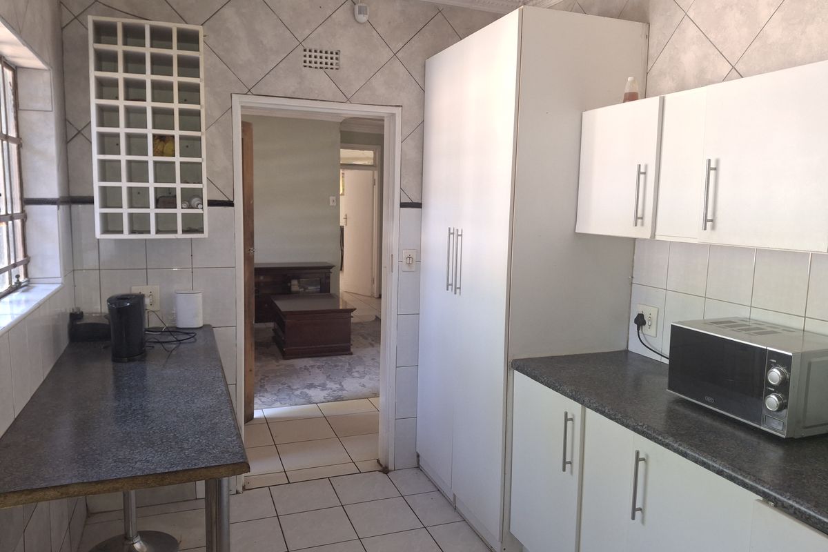 3 bedrooms house with Excellent Rental Income - Photo 2