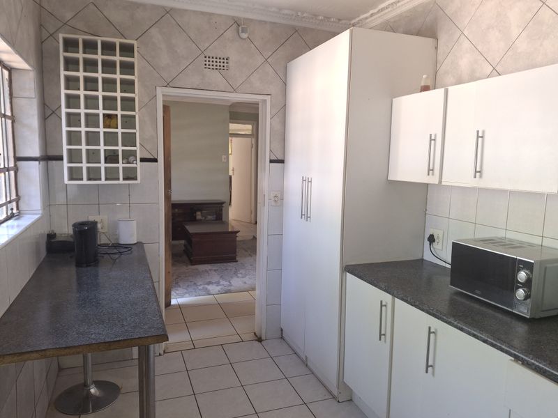 3 bedrooms house with Excellent Rental Income - Photo 2