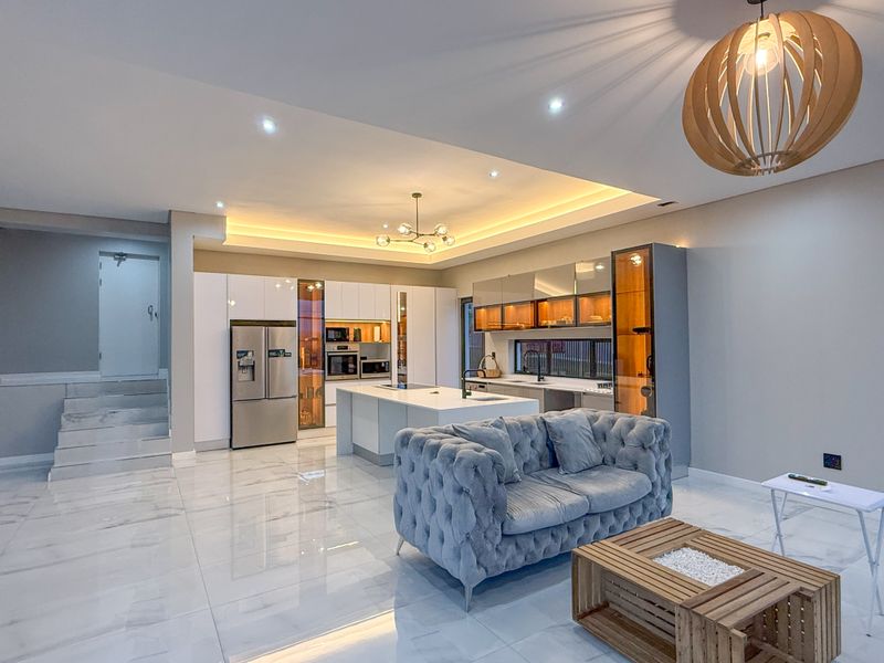 Modern Elegance in Palm Lakes Estate - Photo 3