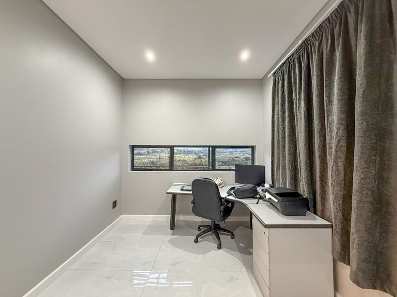 Modern Elegance in Palm Lakes Estate - Photo 10