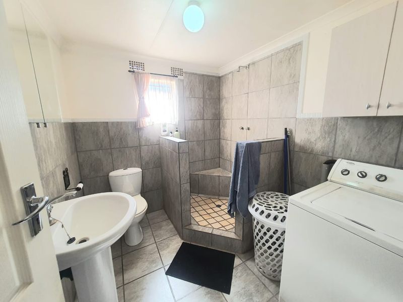 Magnificent Plot Flatlet and 2 Income Based Properties With Endless Potential Close To Roshnee - Photo 9