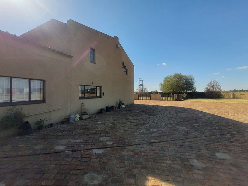 Magnificent Plot Flatlet and 2 Income Based Properties With Endless Potential Close To Roshnee - Photo 7