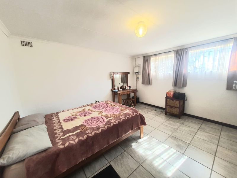 Magnificent Plot Flatlet and 2 Income Based Properties With Endless Potential Close To Roshnee - Photo 8