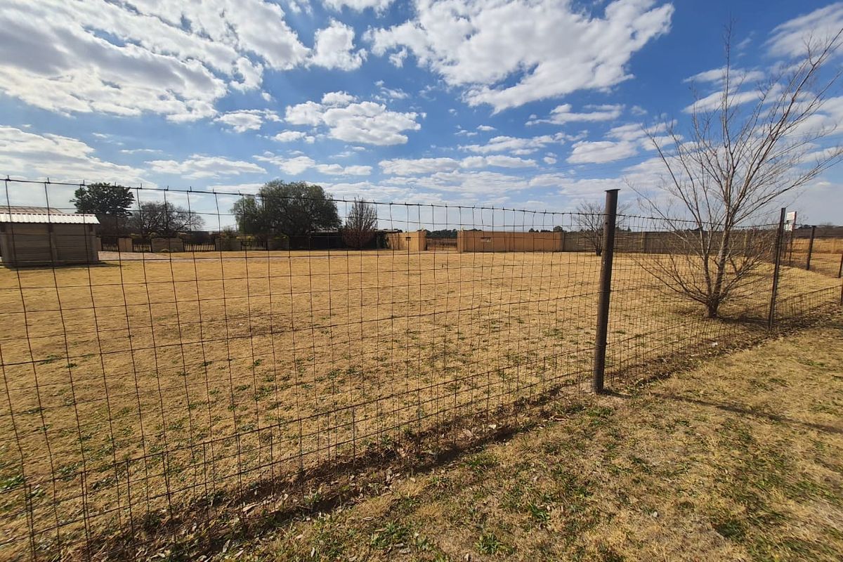 Magnificent Plot Flatlet and 2 Income Based Properties With Endless Potential Close To Roshnee - Photo 2