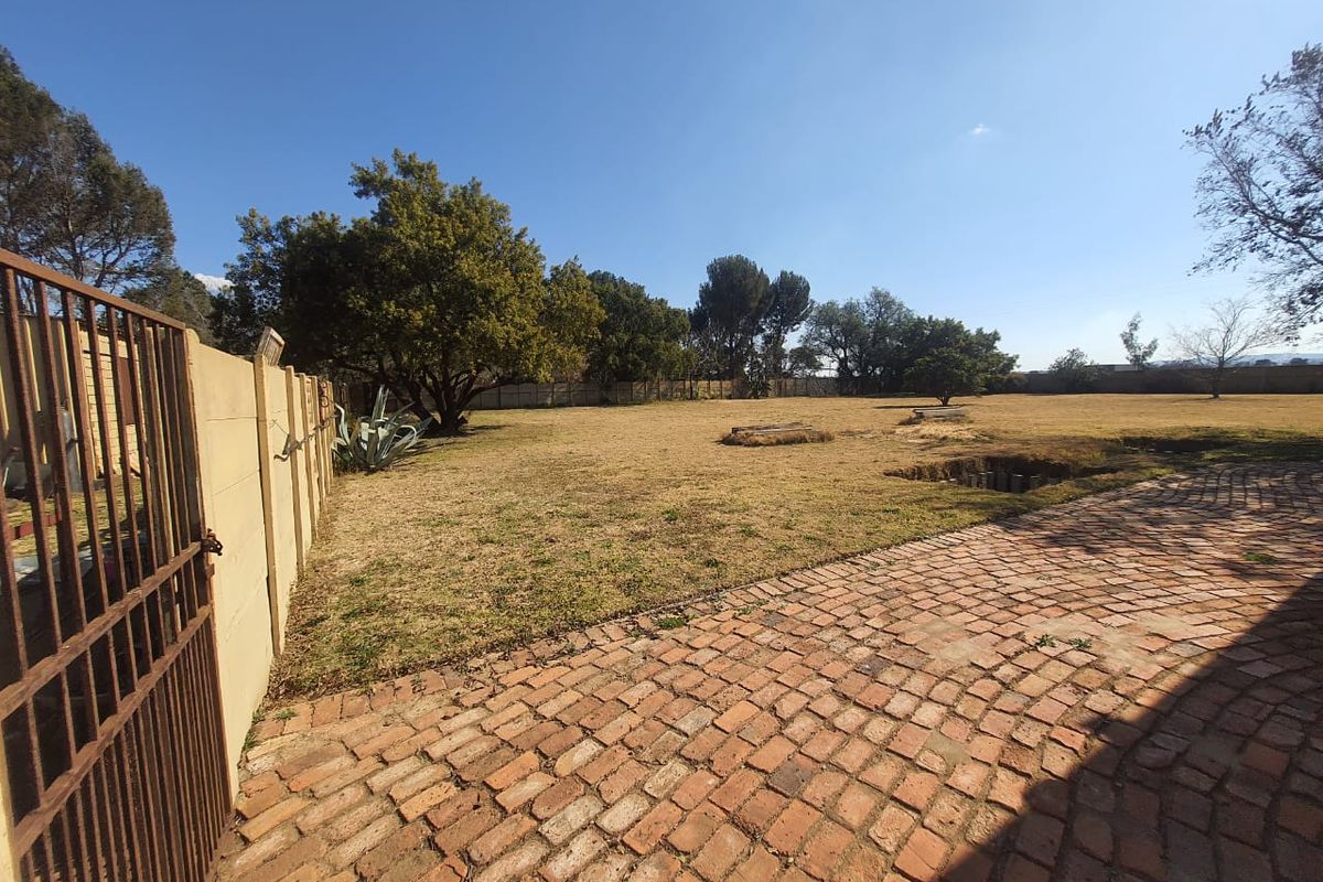 Magnificent Plot Flatlet and 2 Income Based Properties With Endless Potential Close To Roshnee - Photo 4