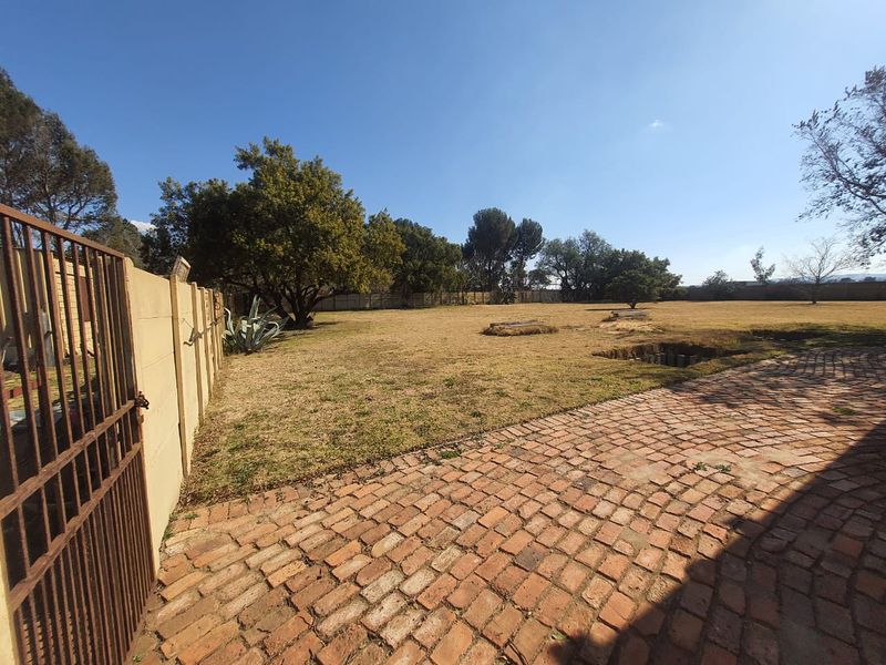 Magnificent Plot Flatlet and 2 Income Based Properties With Endless Potential Close To Roshnee - Photo 4
