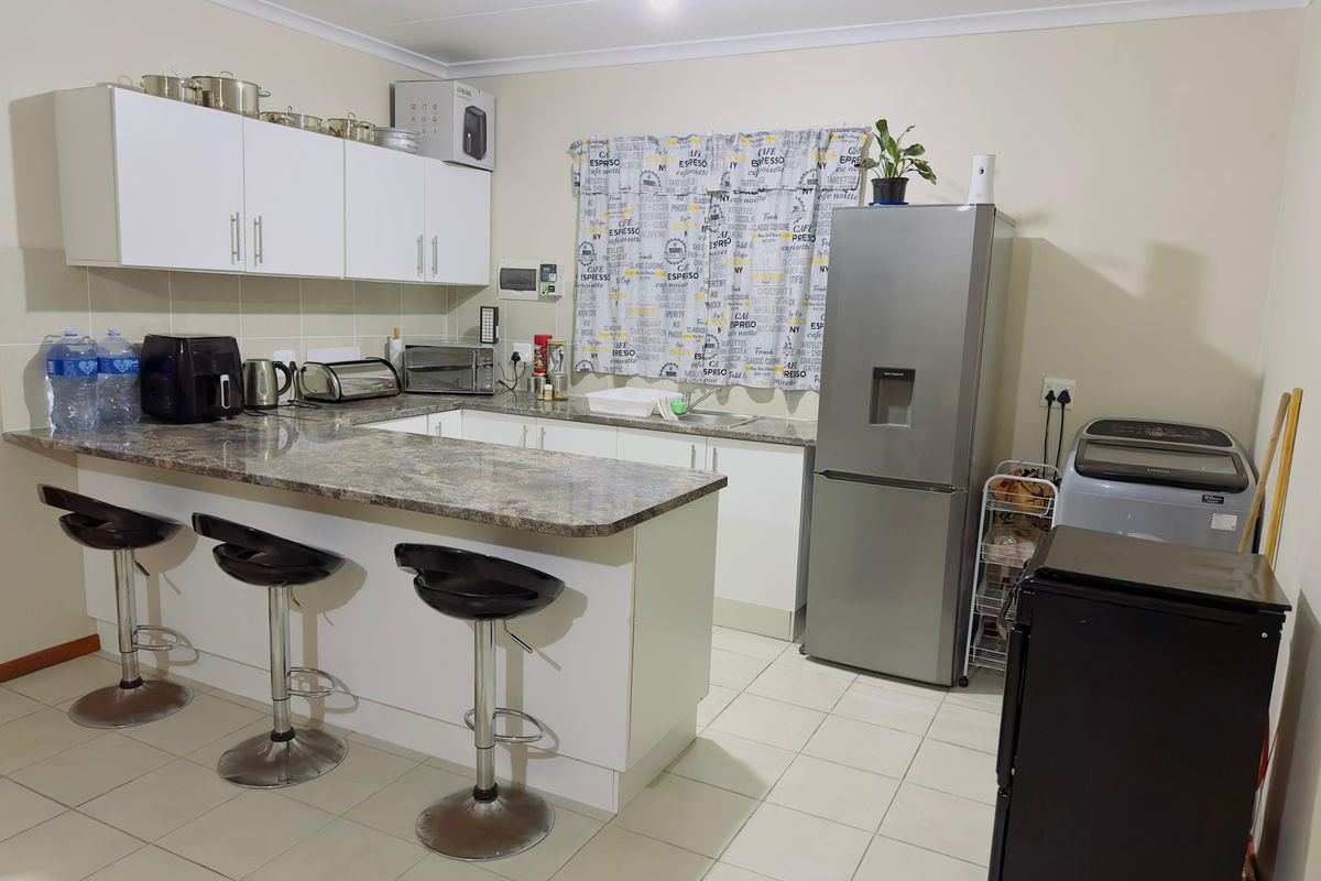 3 Bedroom house plus 2 apartments for extra income - Photo 4