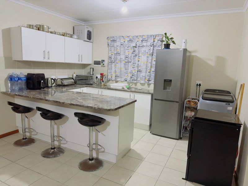 3 Bedroom house plus 2 apartments for extra income - Photo 4