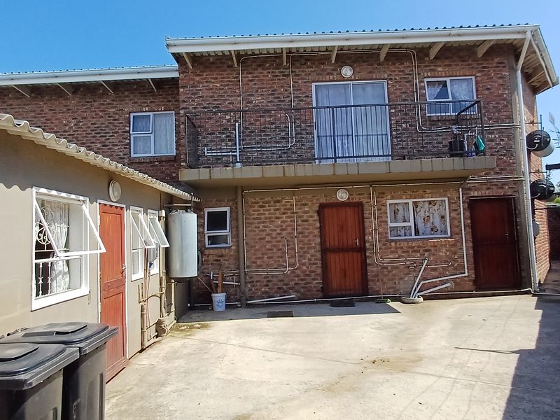 3 Bedroom house plus 2 apartments for extra income - Photo 2