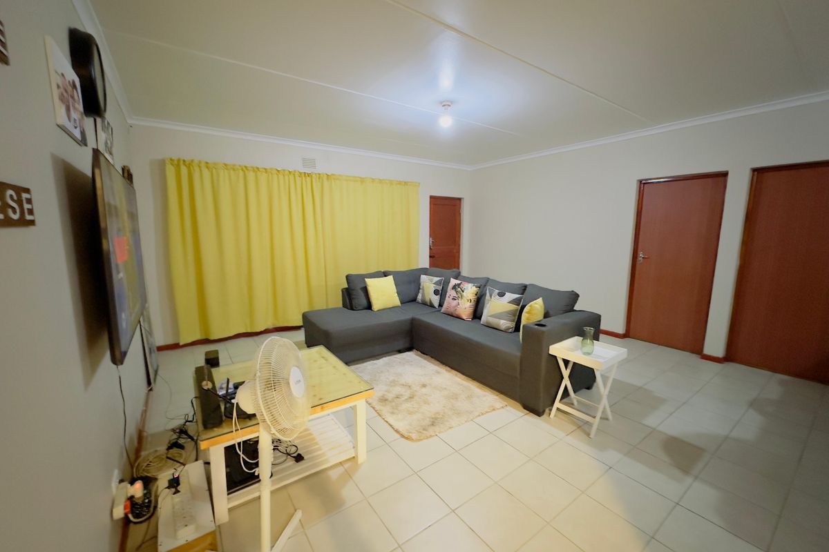 3 Bedroom house plus 2 apartments for extra income - Photo 3