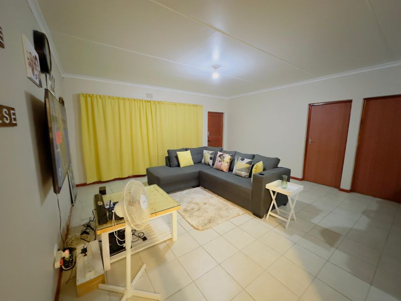 3 Bedroom house plus 2 apartments for extra income - Photo 3