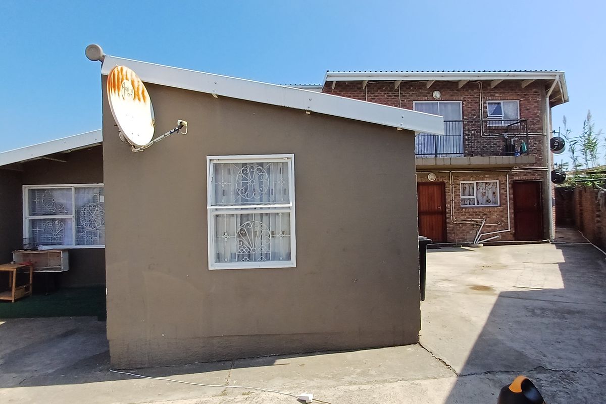 3 Bedroom house plus 2 apartments for extra income - Photo 5