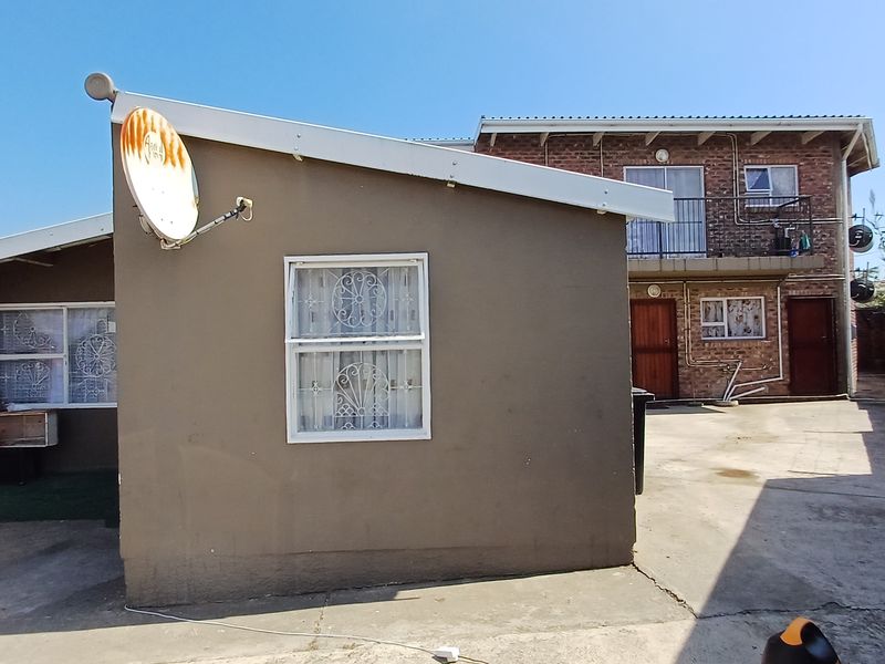 3 Bedroom house plus 2 apartments for extra income - Photo 5