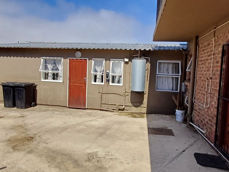 3 Bedroom house plus 2 apartments for extra income - Photo 7