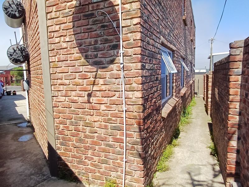3 Bedroom house plus 2 apartments for extra income - Photo 6