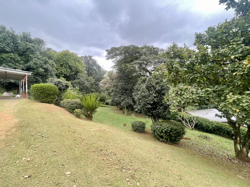 Exquisite Family Haven in Prestbury: Tranquil Retreat with Endless Potential! - Photo 5