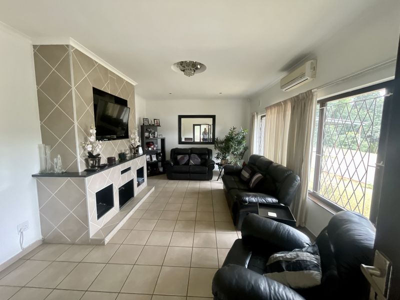 Exquisite Family Haven in Prestbury: Tranquil Retreat with Endless Potential! - Photo 8