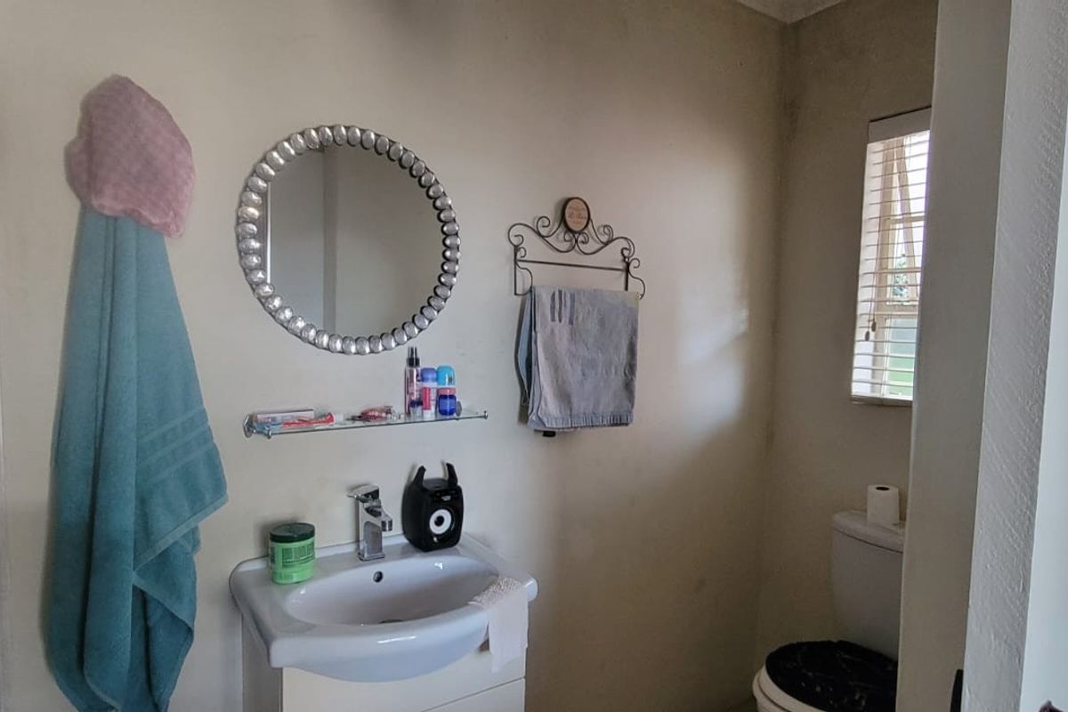 Welcome to this well appointed double-storey townhouse, offering the perfect blend of style, comfort - Photo 5