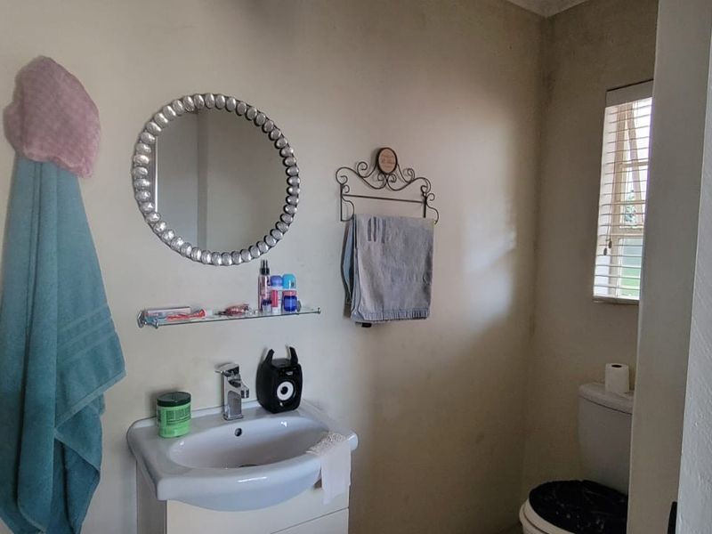 Welcome to this well appointed double-storey townhouse, offering the perfect blend of style, comfort - Photo 5