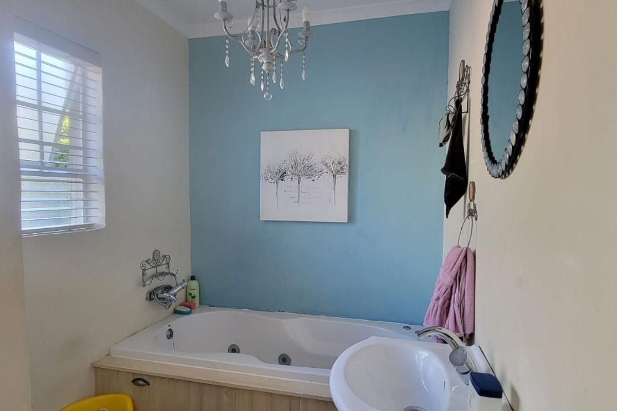 Welcome to this well appointed double-storey townhouse, offering the perfect blend of style, comfort - Photo 4