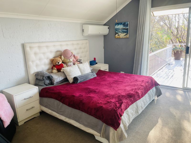 Welcome to this well appointed double-storey townhouse, offering the perfect blend of style, comfort - Photo 8