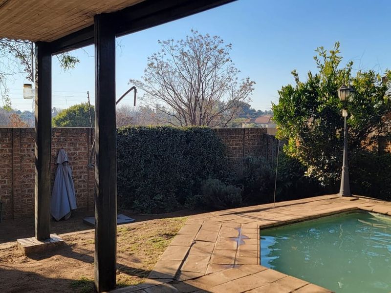 Welcome to this well appointed double-storey townhouse, offering the perfect blend of style, comfort - Photo 7