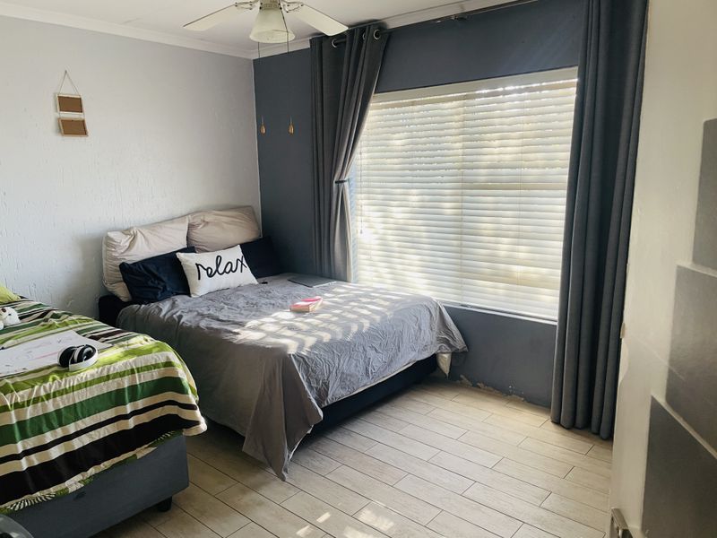 Welcome to this well appointed double-storey townhouse, offering the perfect blend of style, comfort - Photo 6