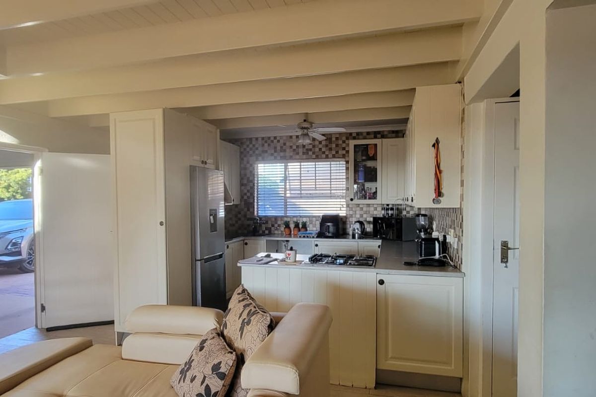 Welcome to this well appointed double-storey townhouse, offering the perfect blend of style, comfort - Photo 3