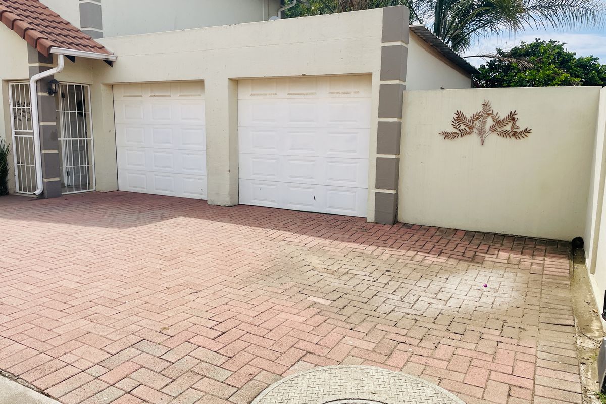 Welcome to this well appointed double-storey townhouse, offering the perfect blend of style, comfort - Photo 2