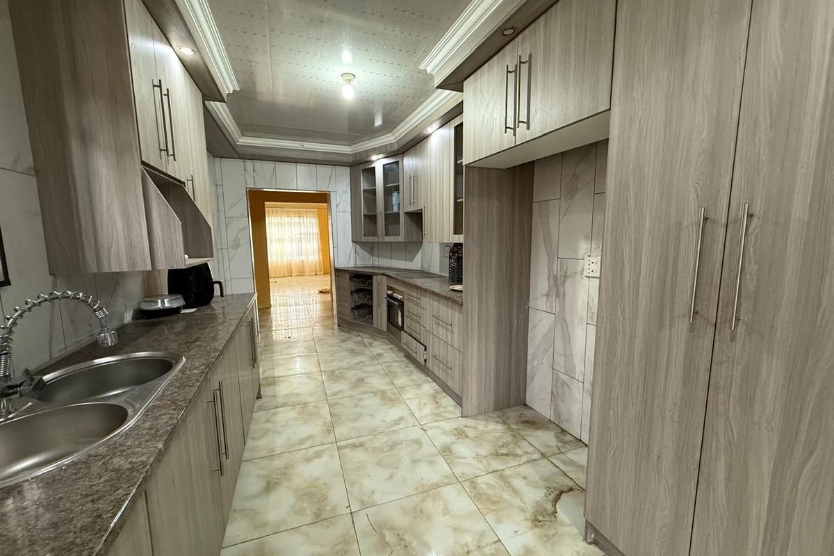Don’t miss out on this lovely 5 bedroom home in Waldrift , Vereeniging - Photo 2