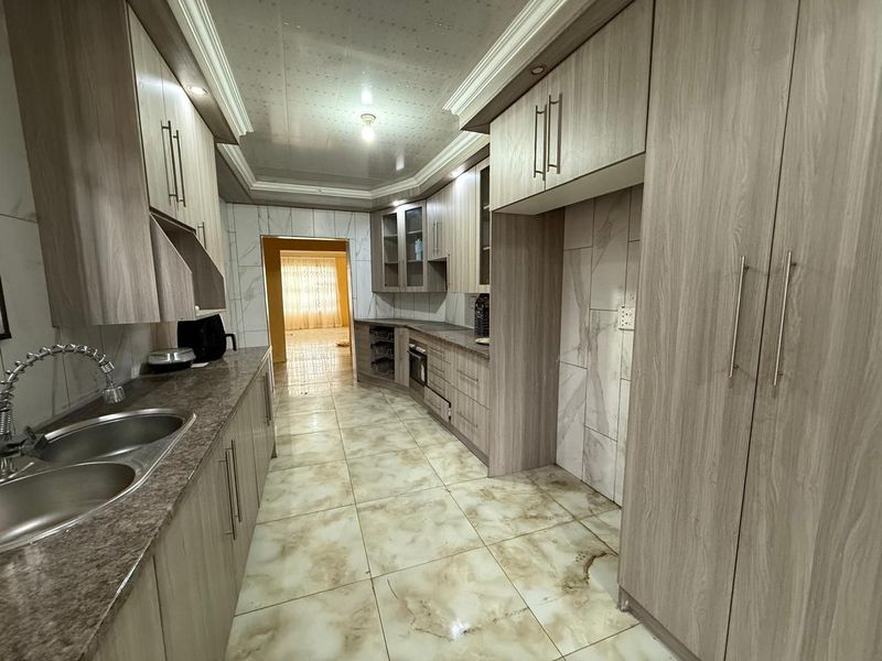 Don’t miss out on this lovely 5 bedroom home in Waldrift , Vereeniging - Photo 2