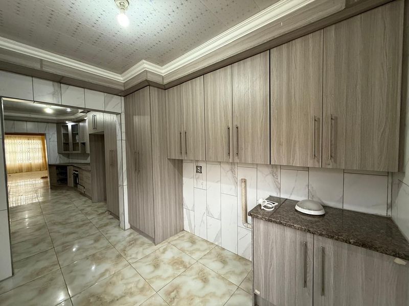 Don’t miss out on this lovely 5 bedroom home in Waldrift , Vereeniging - Photo 3