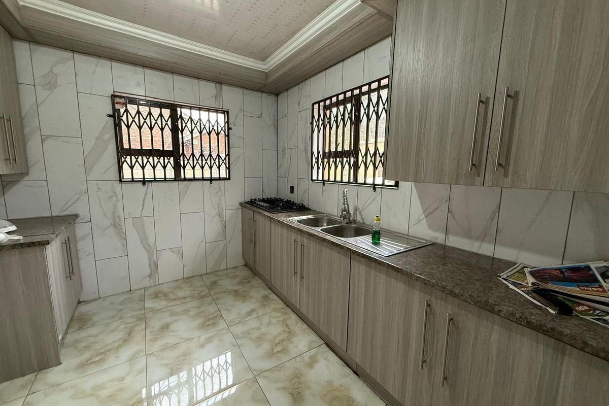 Don’t miss out on this lovely 5 bedroom home in Waldrift , Vereeniging - Photo 4