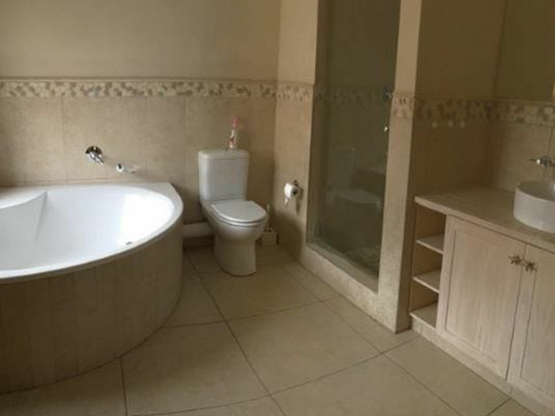 Luxurious furnished apartment in Jeffreys Bay - Photo 4