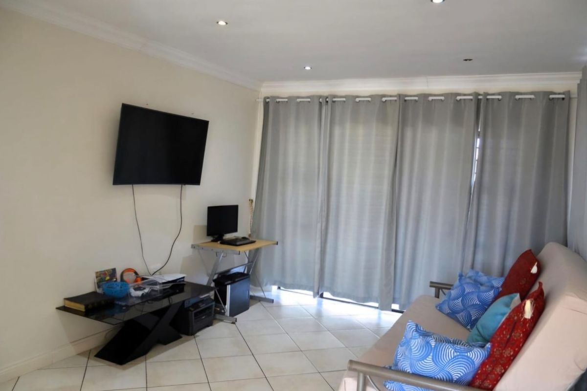 3 Bedroom Duplex unit - Photo 2