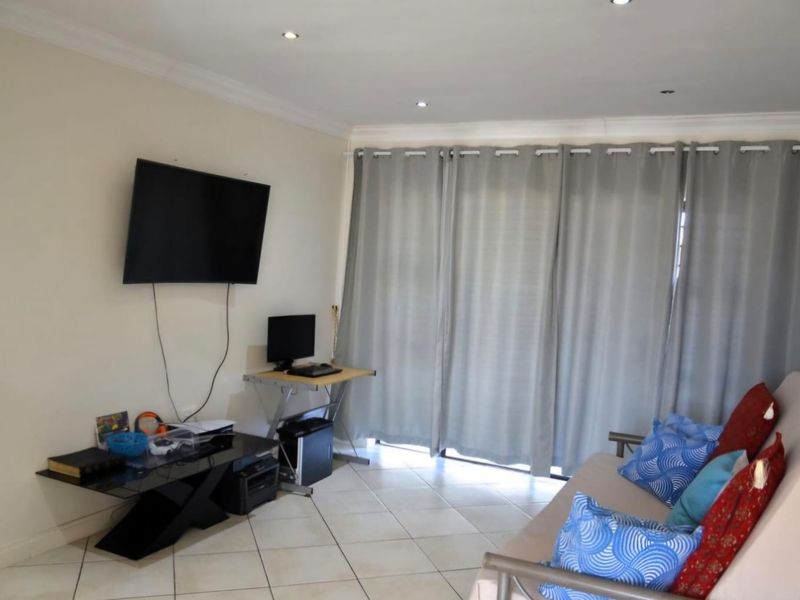 3 Bedroom Duplex unit - Photo 2