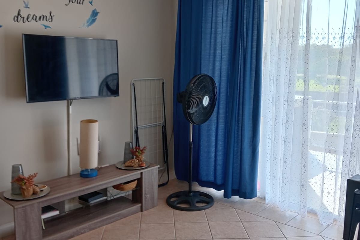 Modern 2-Bedroom Apartment in Secure Complex, prime Location Near Beach - Photo 4